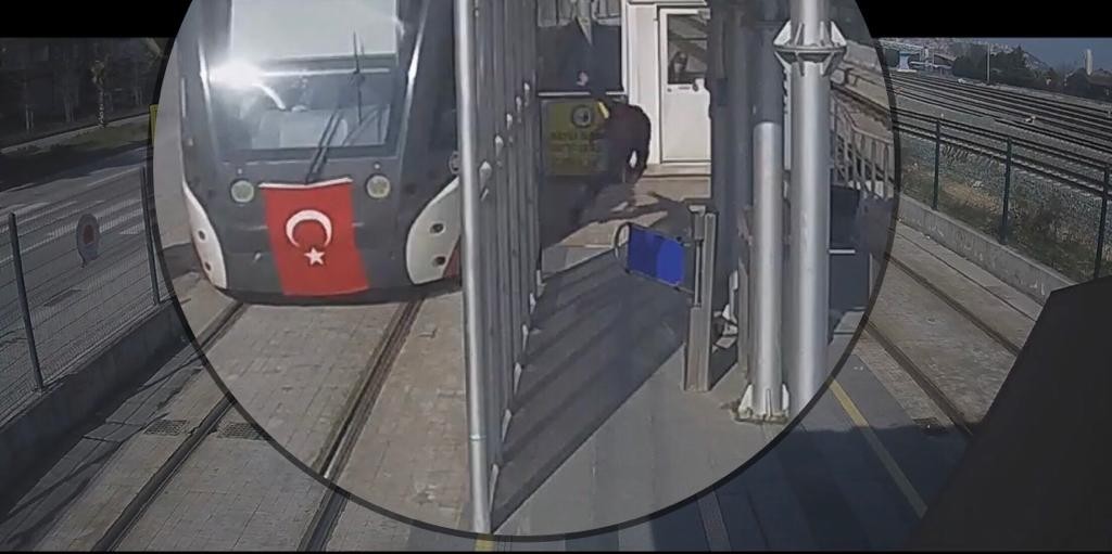 Tramvay kazaları kameralara böyle yansıdı! Faciadan kıl payı kurtuldular