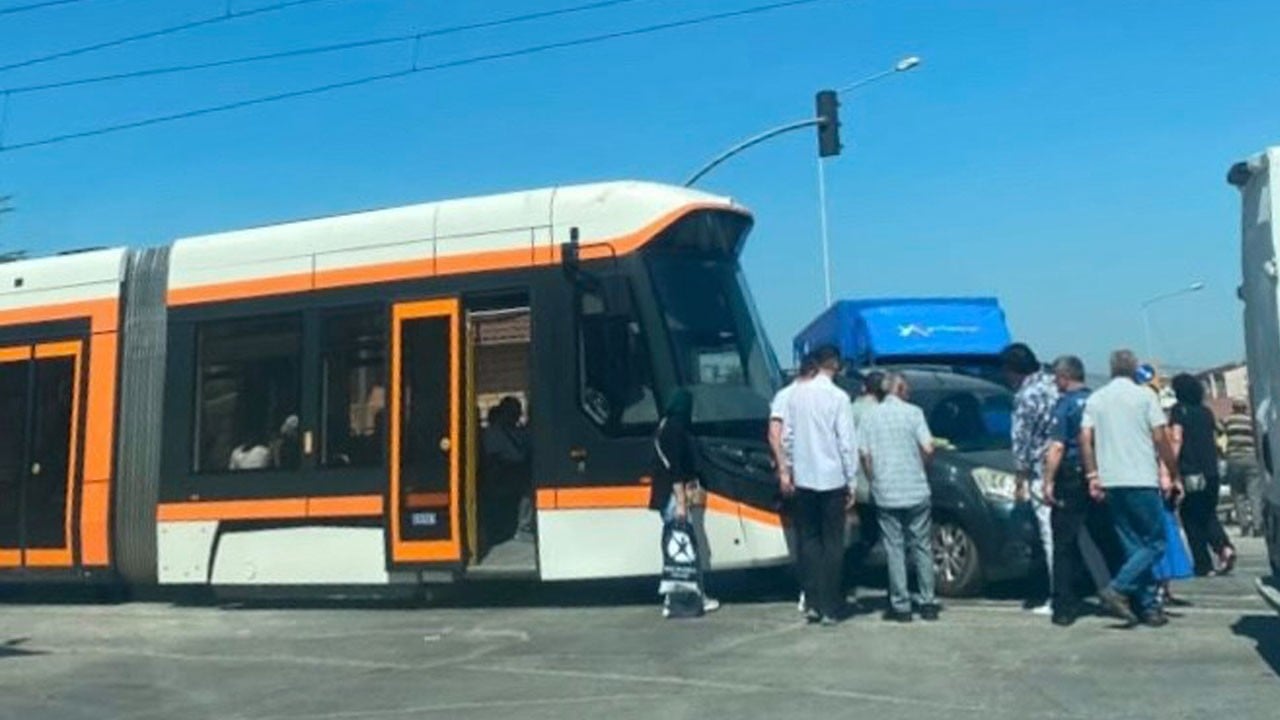 Tramvay otomobile çarptı! Seferler durdu