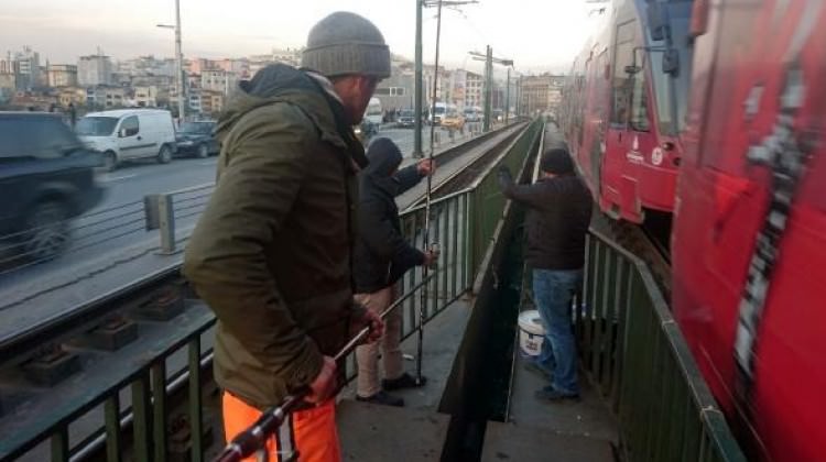 Tramvay raylarının arasına girip balık avladılar!