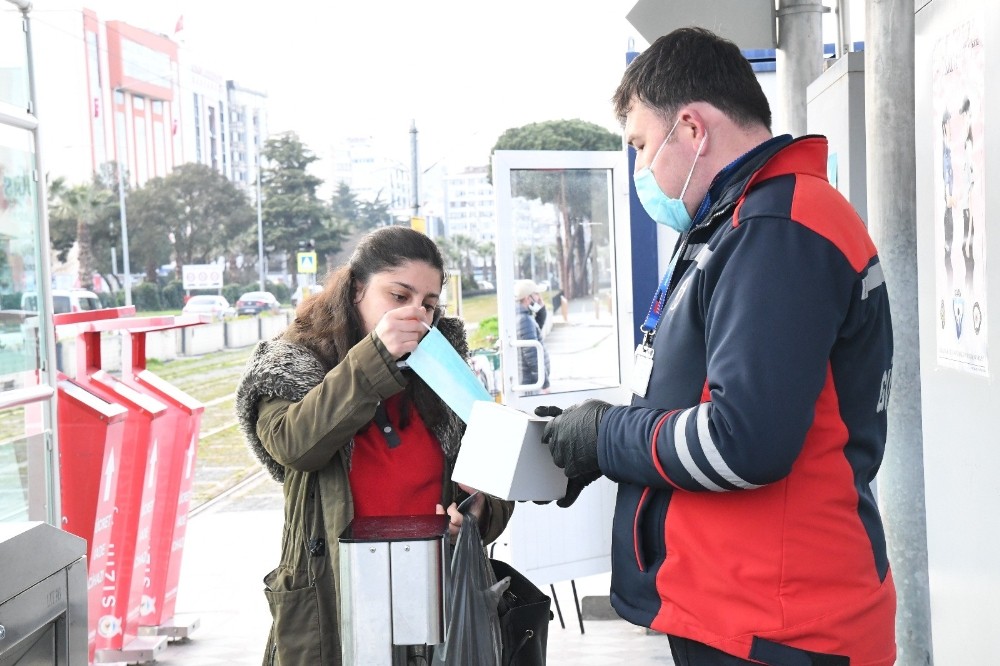 Tramvay ve otobüslerde maskeler Büyükşehir’den 
