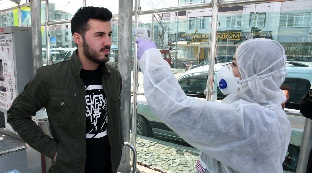 Tramvay yolcularının ateşi ölçülüyor 