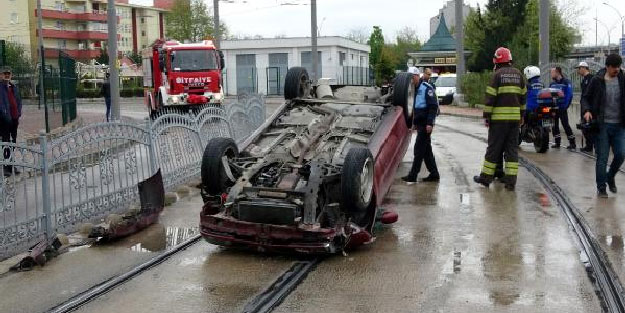 Tramvay yoluna giren otomobil takla attı