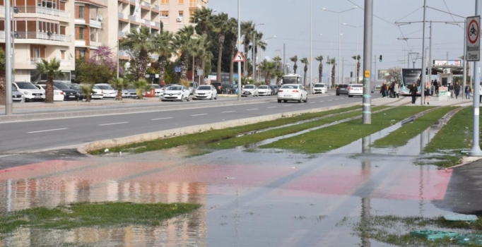 Tramvay yolunu deniz bastı