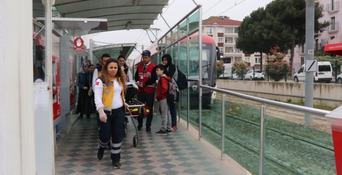 Tramvayda bayılan genç kıza müdahale