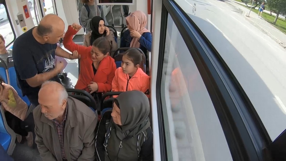 Tramvayda ‘kadına şiddet’ sosyal deneyi duygusal anlar yaşattı 