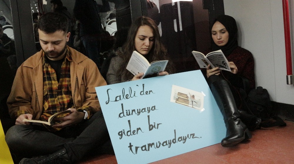 Tramvayda kitap okuyarak farkındalık oluşturdular 