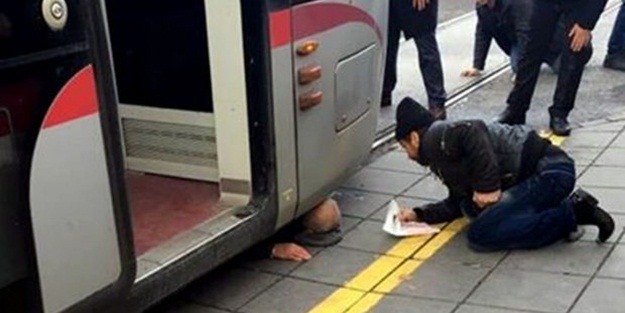 Tramvayın altında ölüm kalım savaşı