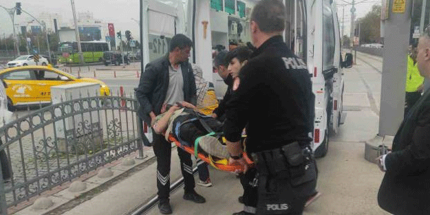 Tramvayın çarptığı yaya yaralandı