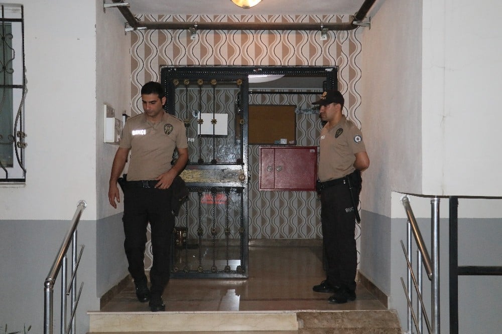 Travestinin evinde yakaladığı babasını bıçaklayarak öldürdü 