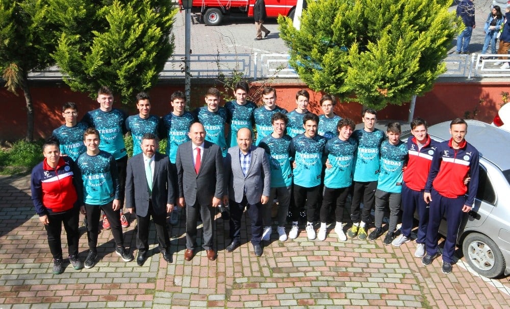 TREDAŞ oyuncularından Gençlik ve Spor İl Müdürü Üzgün’e ziyaret 