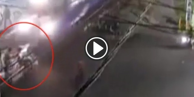 Tren anne ve çocuğuna çarptı!