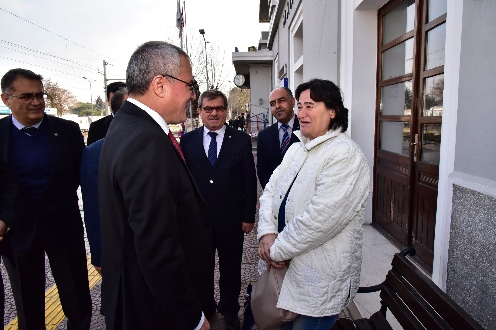 Tren garında valiyi karşılarında gören vatandaşlar şaşırdı 