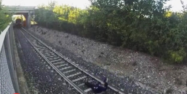Tren üzerinden geçti - VİDEO