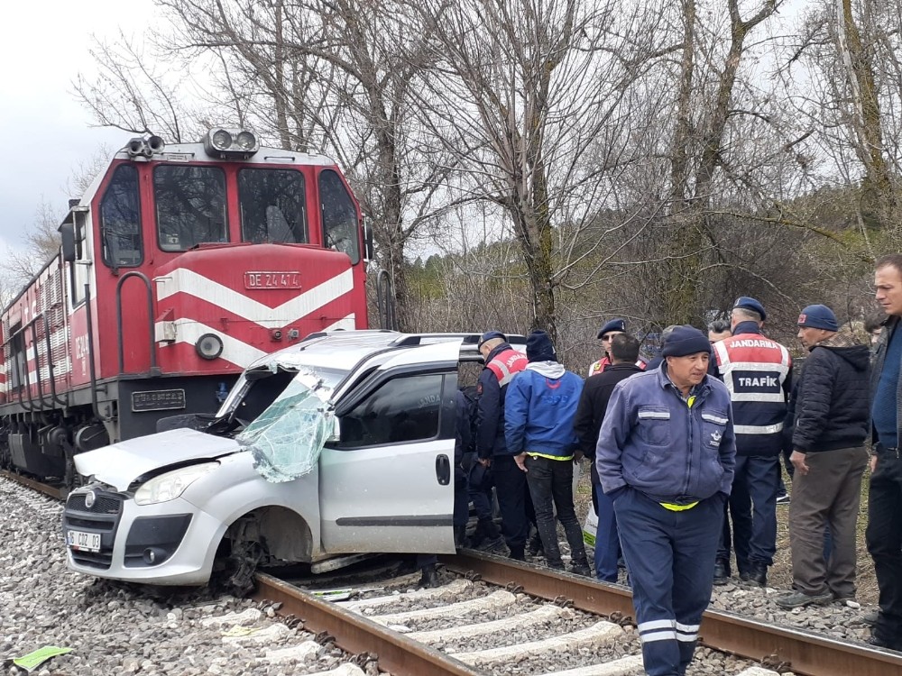 Tren, hafif ticari araca çarptı: 2 ölü, 2 yaralı 