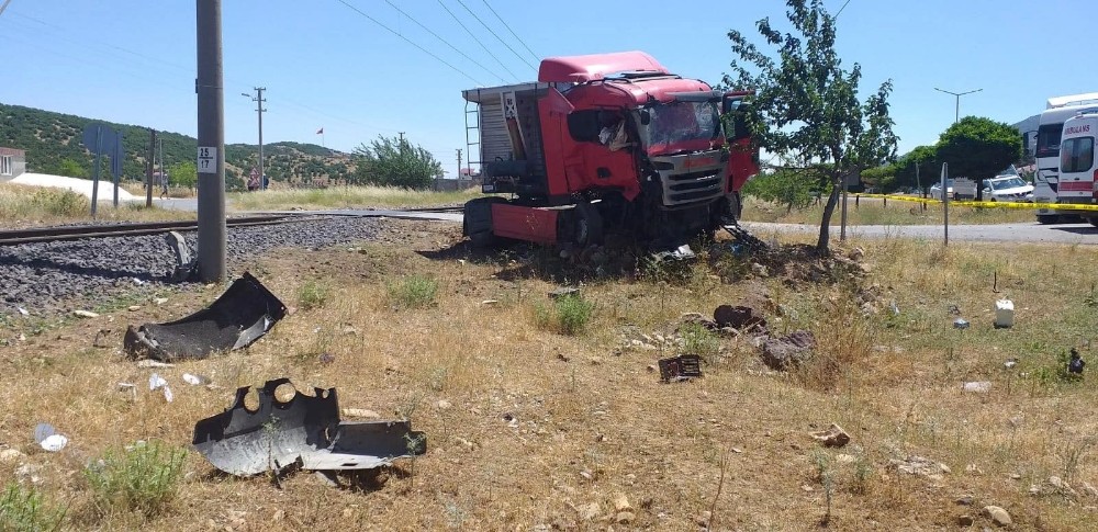 Tren hemzemin geçitte tırı biçti: 1 ölü 