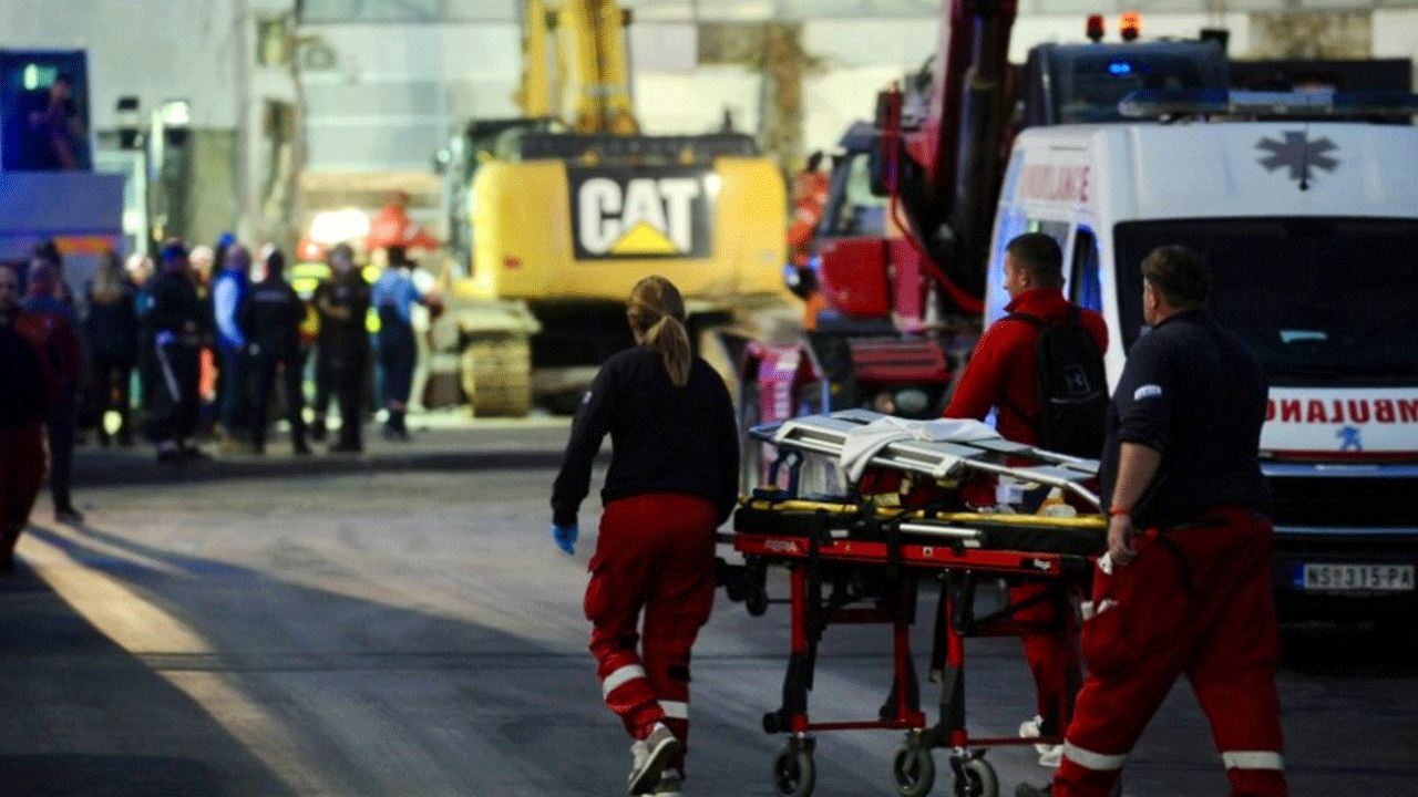 Tren istasyonunun çatısı çöktü: Çok sayıda ölü var!