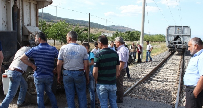 Tren kamyonu biçti, şoförün burnu bile kanamadı