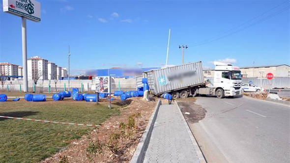 Tren kimyasal madde yüklü TIR'a çarptı! Bölge karantinaya alındı...