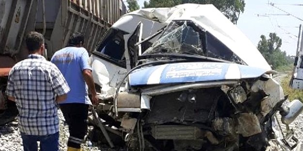 Tren minibüse çarptı! Ölü ve yaralılar var