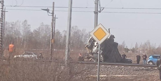 Tren otobüse çarptı! 8 ölü