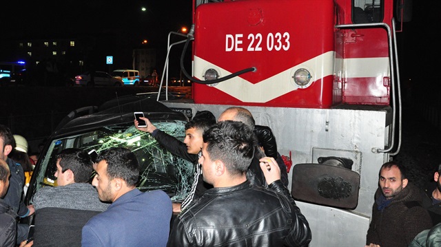 Tren otomobile çarptı: 1 ölü 4 yaralı
