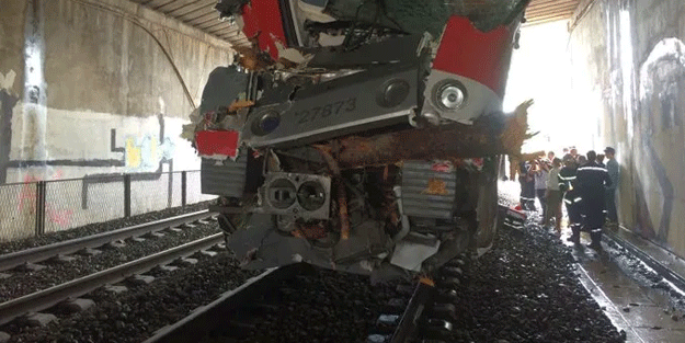 Tren rayların üzerindeki araca çarptı, 3 kişi son anda kurtuldu