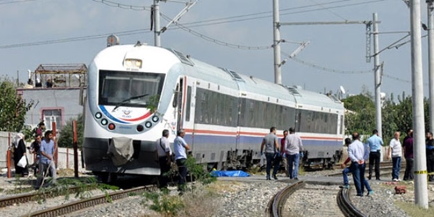 Tren raylarına yatarak intihar etti