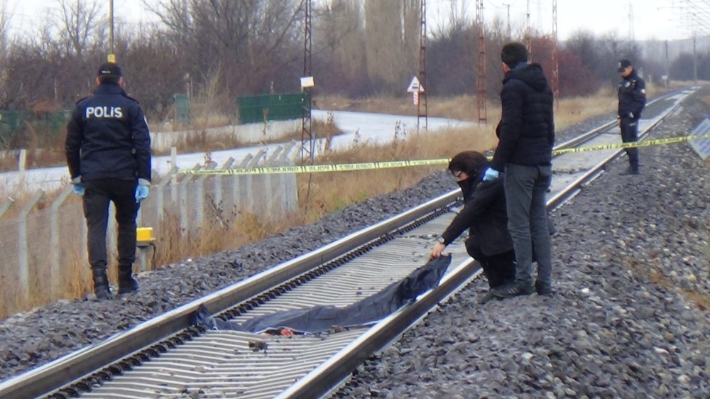Tren raylarında parçalanmış kadın cesedi bulundu 