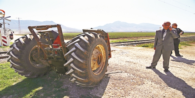Tren traktörü ikiye böldü!