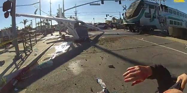 Tren uçağa çarptı! Pilot son anda kurtuldu