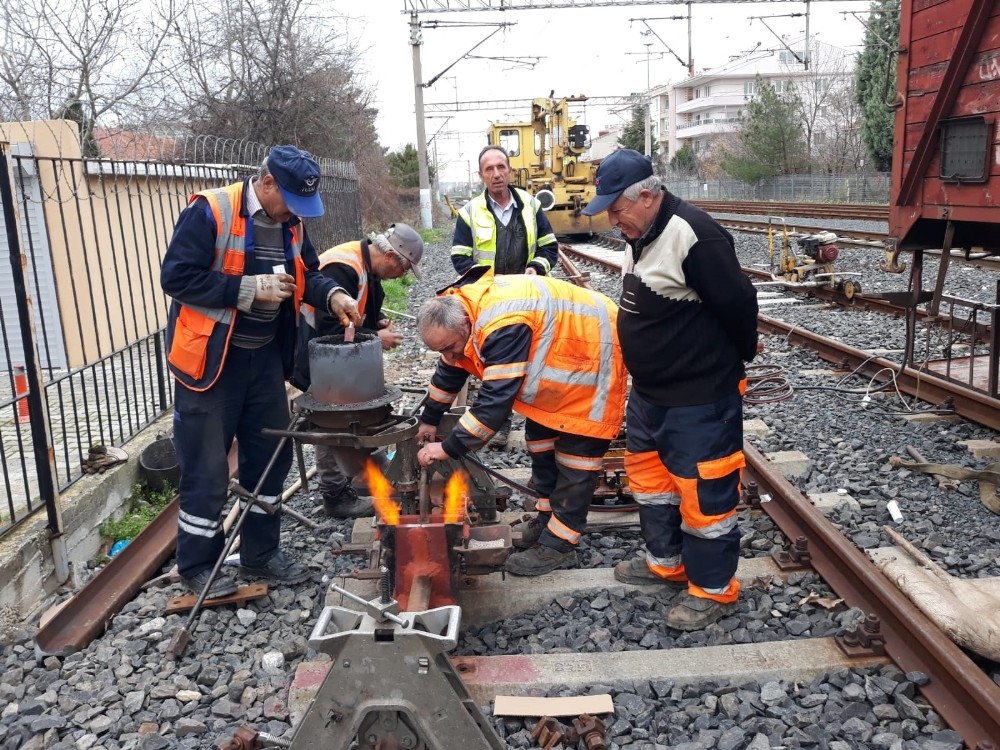 Tren yolunda sıkı çalışma 