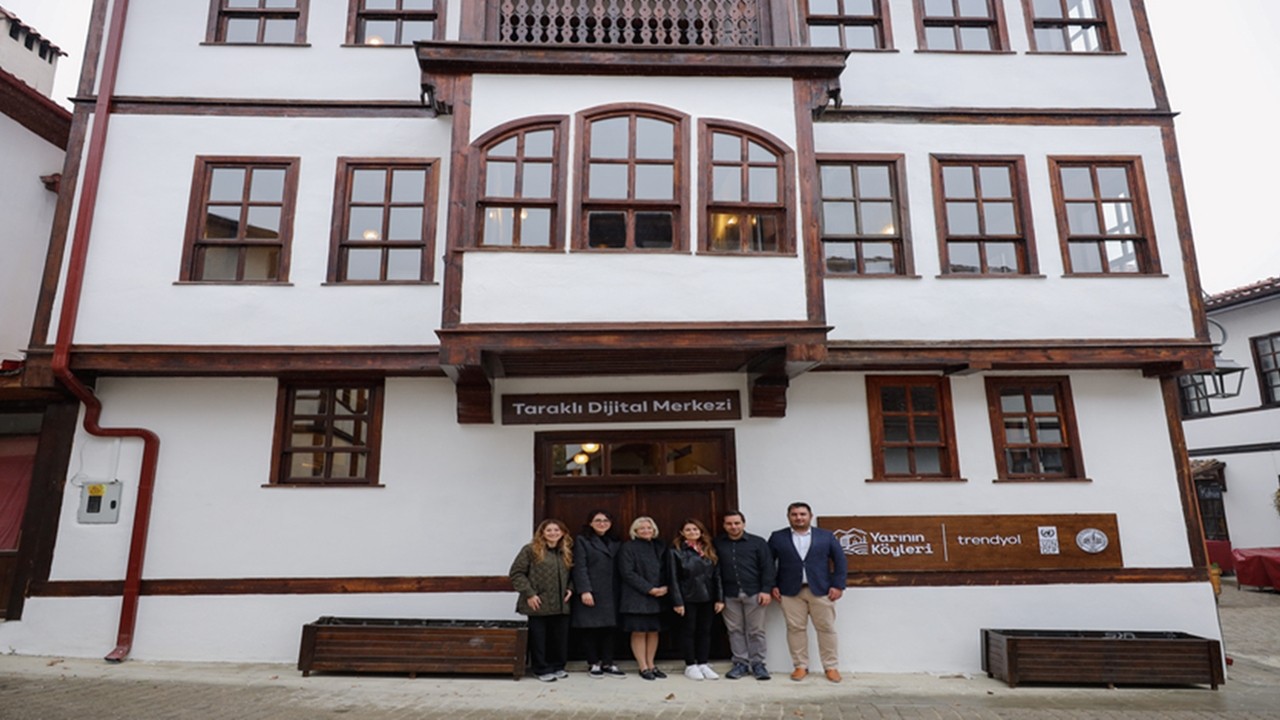 Trendyol ve Birleşmiş Milletler Kalkınma Programı (UNDP) iş birliği ile hayata geçirilen Yarının Köyleri projesinde üçüncü dijital merkez Taraklı’da açıldı