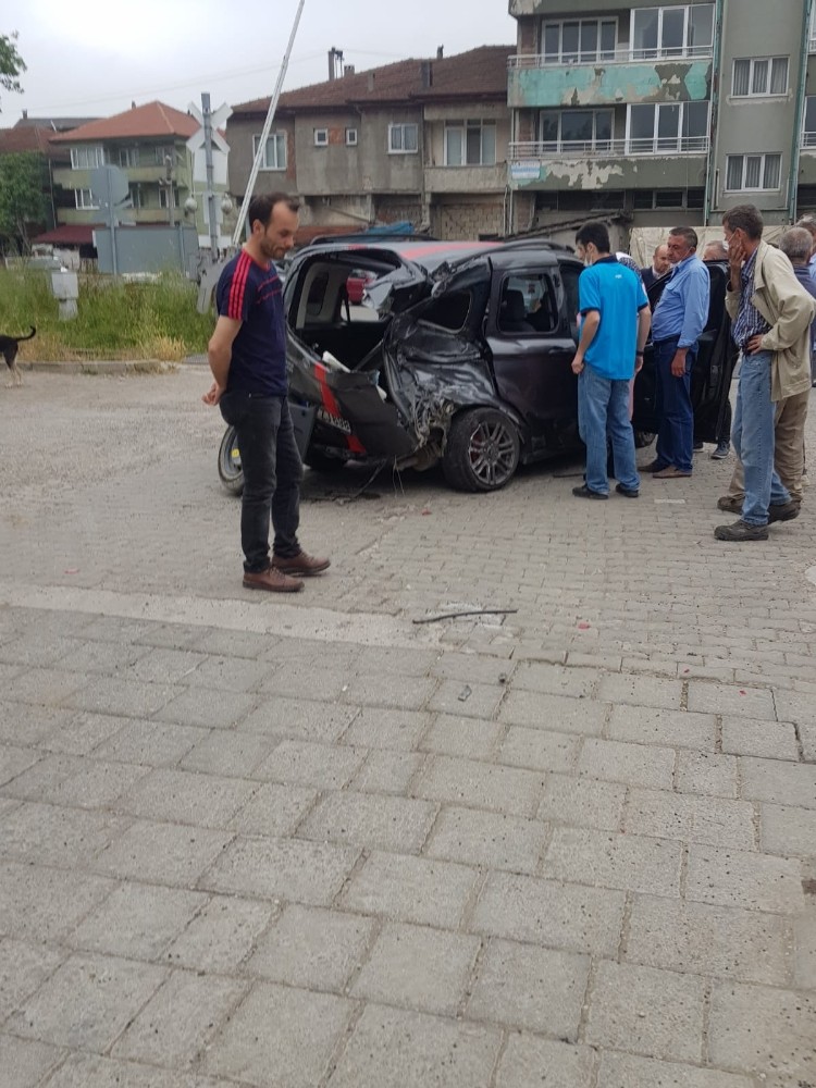 Trenin çarptığı araç hurdaya döndü, sürücü almadan kurtuldu 