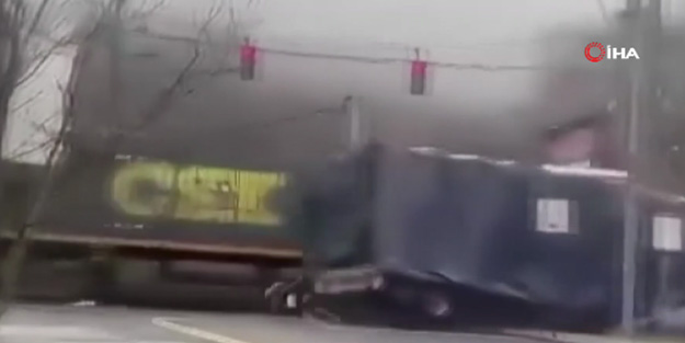 Trenin tırı biçtiği korkunç kaza!