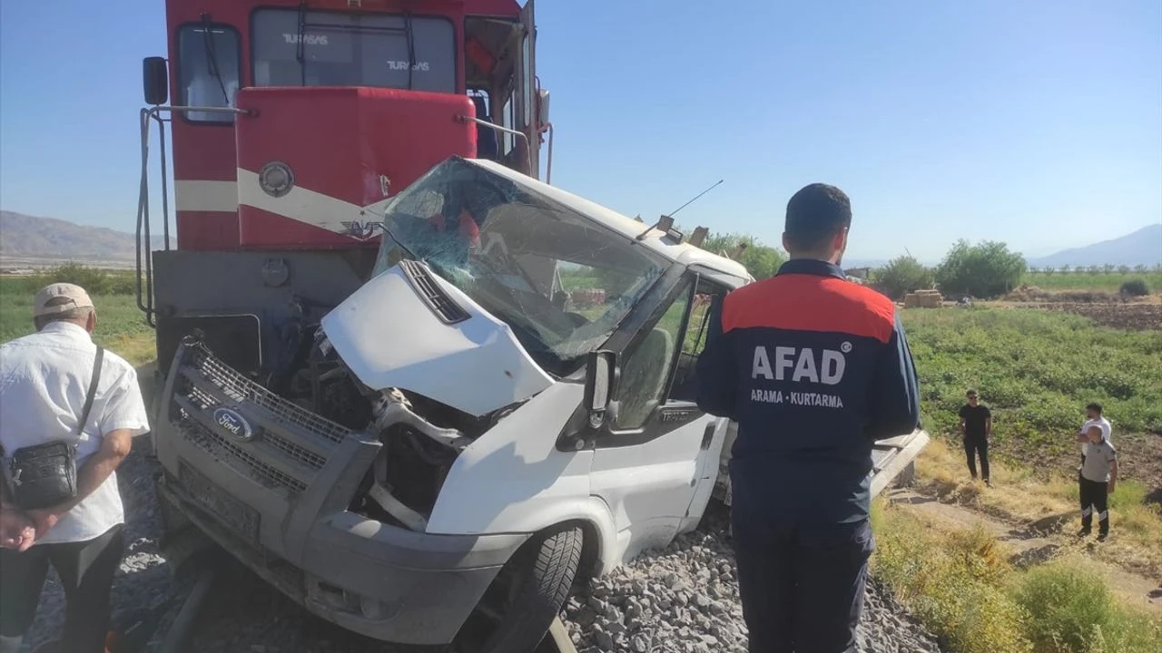 Trenle kamyonet birbirine girdi!