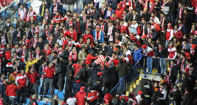 Tribünde bıçaklı kavga: 6 yaralı