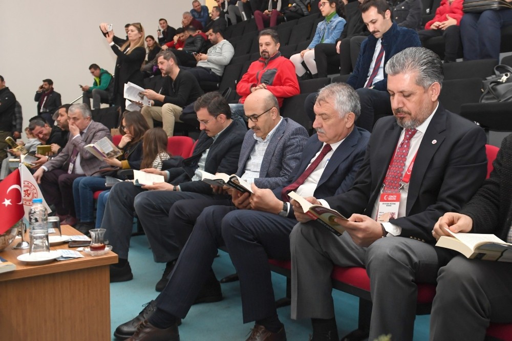 Tribünde kitap okudular 