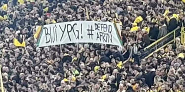 Tribünde skandal pankart