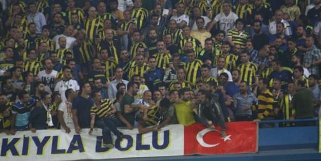 Tribünde yumruklu kavga