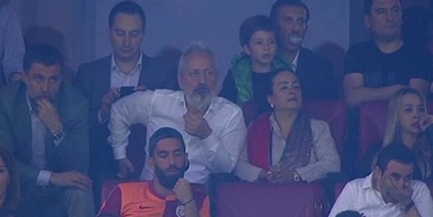 Tribündeki sürpriz isim sosyal medyayı salladı