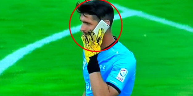 Tribünden atılan telefona cevap verdi! Sosyal medya yıkıldı