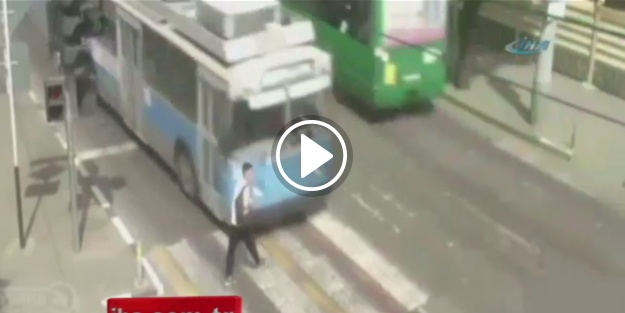 Troleybüs dikkatsiz gence böyle çarptI
