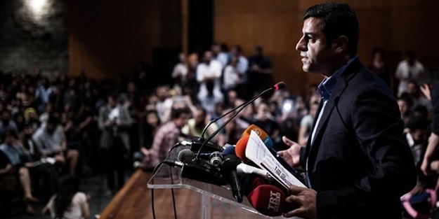 TRT mikrofonu düşünce Demirtaş...