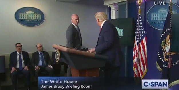 Trump basın toplantısı sırasında güvenlik ekibi tarafından dışarı çıkarıldı