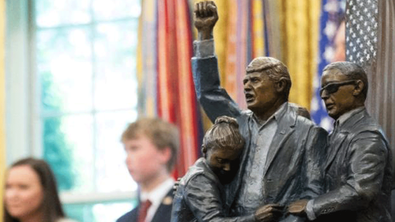 Trump, Beyaz Saray’a kendi heykelini dikti: Dev bir tane daha yaptırıyor!