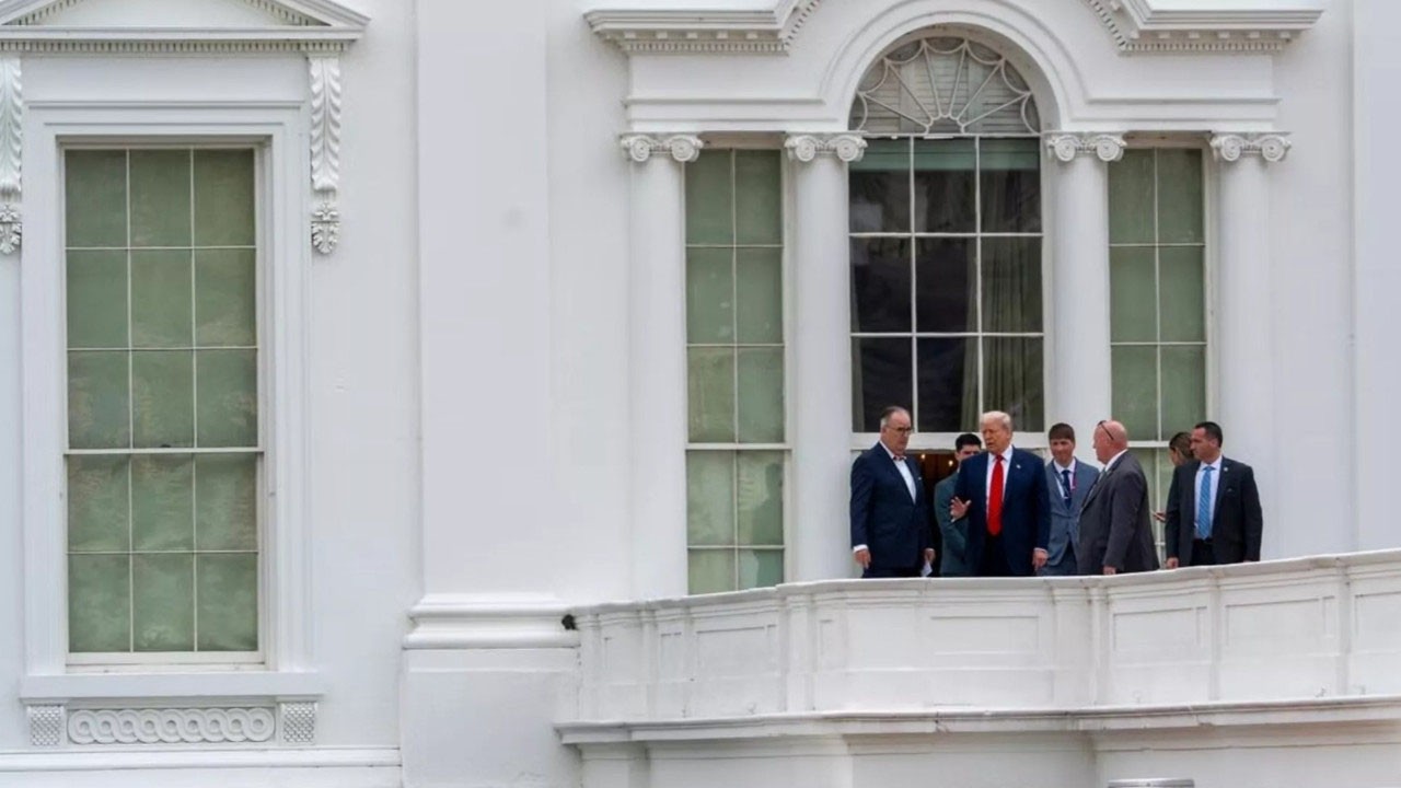 Trump Beyaz Saray'ın çatısına çıktı: Yeni dönem 200 milyon dolarlık salon yaptırıyor!