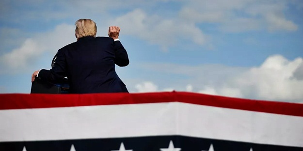 Trump, Biden'ın 'kolunu kaldıramayışıyla' dalga geçti