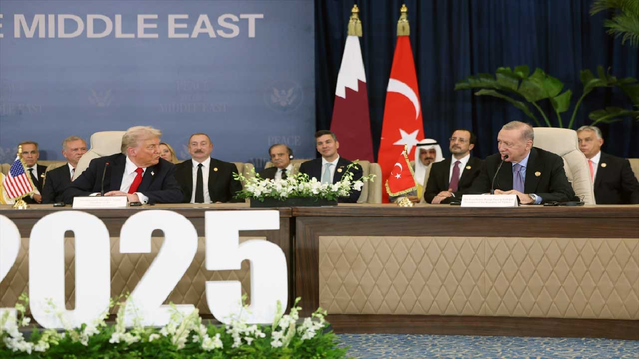 Trump, Cumhurbaşkanı Erdoğan'ı överken iki liderin tavrı büyük dikkat çekti