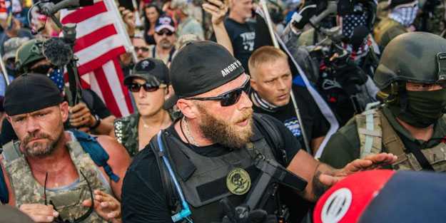 Trump destekçileri tam otomatik silahlarla gövde gösterisi yaptı