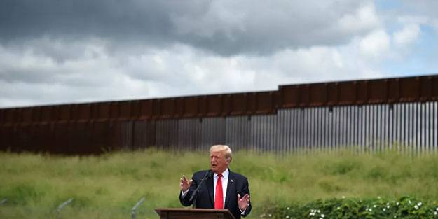 Trump duvarı gösterip Biden'a saydırdı